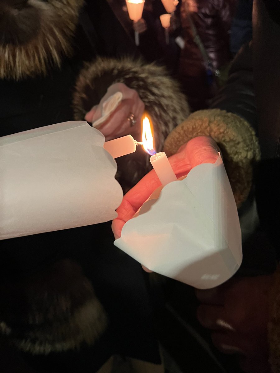 comunevenezia's tweet photo. 🕯️ Al #Lido di Venezia, si è svolta la fiaccolata in solidarietà ad Alberto Trentini, il cooperante arrestato in Venezuela.

🔸 Un momento di vicinanza e sostegno, promosso da amici e amiche di Alberto, per sensibilizzare sulla sua situazione e chiedere la sua liberazione.

🔹 Presenti il consigliere delegato ai Rapporti con le Isole Alessandro Scarpa Marta, il presidente della Municipalità Lido Pellestrina Emilio Guberti, il consigliere comunale Nicola Gervasutti e il consigliere della Municipalità Massimo Longo.