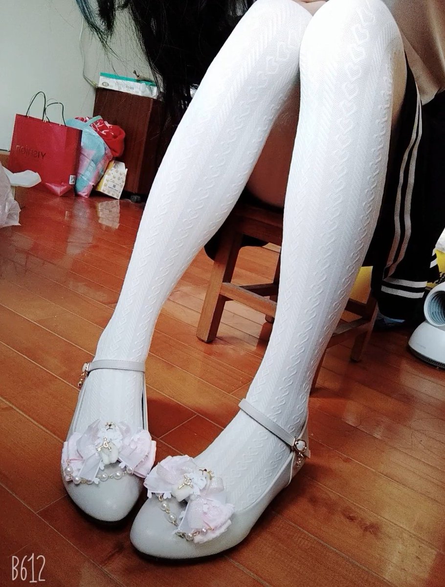 请大家射在我的袜子上鞋子里让我黏哒哒地踩着出门
#母狗 #白丝 #反差女大 #Lolita #粗口辱骂