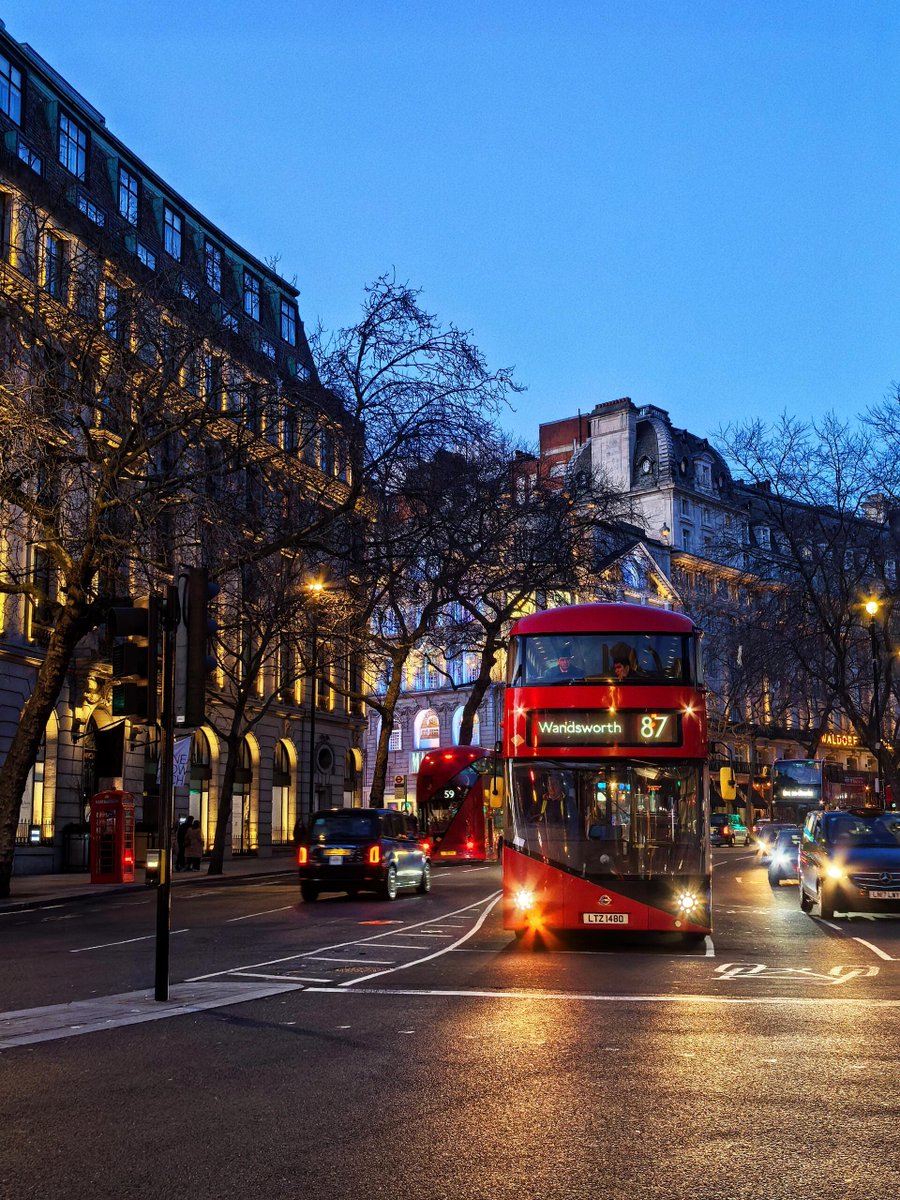 SilverthorneEsq's tweet photo. London is so beautiful at night 🌆 https://t.co/zRVfoYknPr