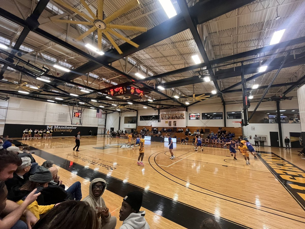 just chillin at the @Spartans_MBB game after helping with recruits this afternoon <a href="/MU_SpartanFB/">Manchester Football</a> @CoachWelton_MU #spratanchallenge #blackteam