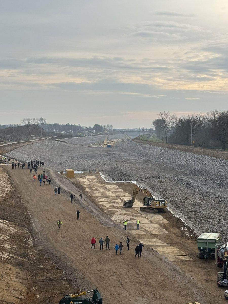 wernerubachs's tweet photo. Met m’n pa een klein stukje op de (verdiepte) bodem van het #julianakanaal gewandeld. Ooit mede door m’n opa uitgegraven. Indrukwekkend project @RWS_ZN #bergaandemaas #verruimingjulianakanaal https://t.co/kTIxE2oeX3