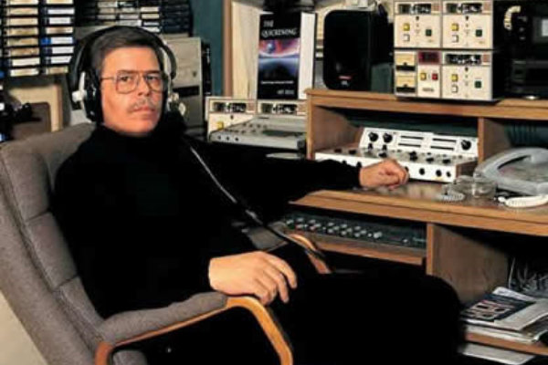 KennyLauderdal3's tweet photo. I like listening to old Art Bell shows, because someone would always call in &amp; be like "yeah I have this hole on my property that's bottomless. Like a literal bottomless hole. I threw a rock down there &amp; no sound came out" &amp; he'd be like "A bottomless hole you say? Fascinating" https://t.co/8dvlRLZP4r