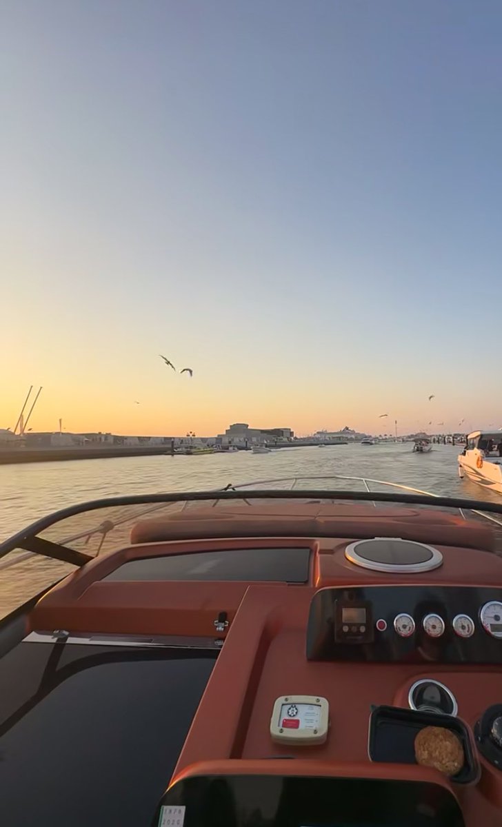d78669's tweet photo. 去码头搞点薯条顺便看看Dubai日落
来迪拜旅游怎么不出海呢？
冬季来迪拜旅游建议出海看看日落🌅
冬季出海的日落时段5-7点最美🌇
你可以看到迪拜眼摩天轮🎡和帆船酒店！
记得准备好面包喂海鸥！ #阿联酋     #dubai   #迪拜 https://t.co/AjWL5AkzcH