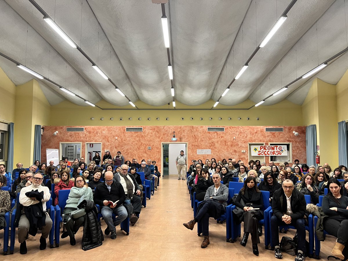 Stasera eravamo tanti a #Chiaravalle ( #Ancona ) per ascoltare la testimonianza di <a href="/LAnnibali/">lucia annibali</a>.Grazie perché oggi più che mai c’è bisogno del tuo coraggio per opporci al maschilismo che ancora pesa sulla nostra società e sulle #donne. Grazie anche a <a href="/matteoricci/">Matteo Ricci</a> per esserci stato.
