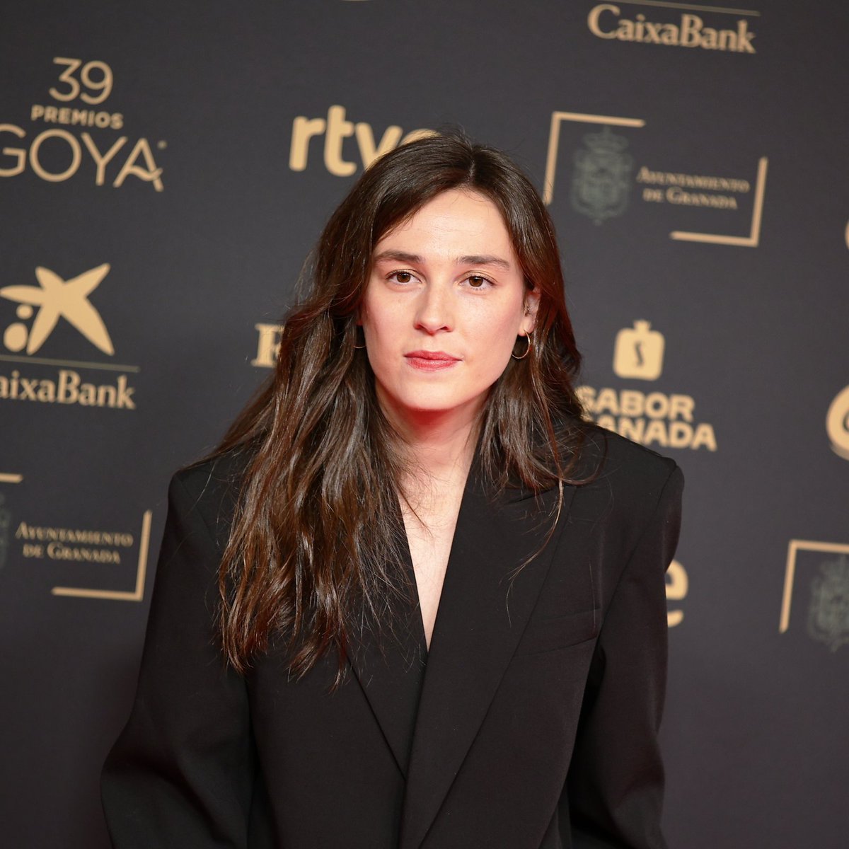 CineCon_N's tweet photo. Sandra Romero está en la alfombra roja de los Goya. 

La directora está nominada a Mejor Dirección Novel por POR DONDE PASA EL SILENCIO, su ópera prima.

 ¿La alternativa más fuerte a LA ESTRELLA AZUL?

📸@MarcoBarada
#Goya2025 https://t.co/MbgJI2oCvD