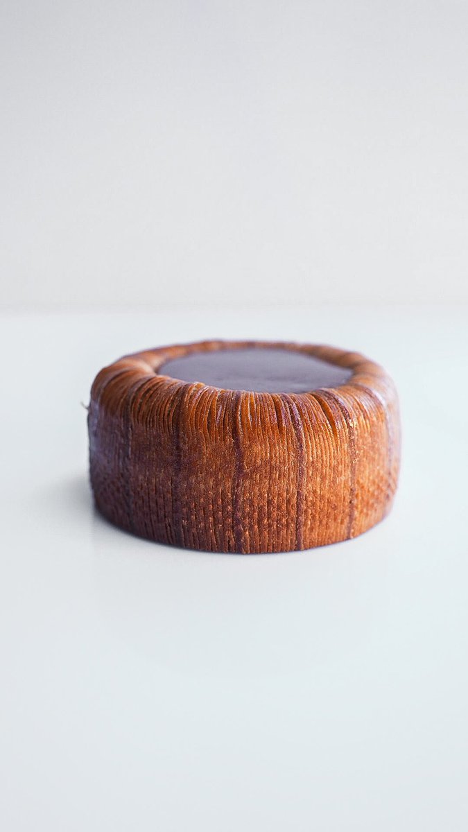 ElCuistoo's tweet photo. Nouvelle merveille : 

Couronne feuilletée chocolat-praliné 👨‍🍳 https://t.co/qldeMzWAE5