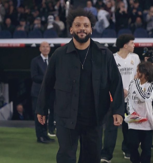 MadridXtra's tweet photo. Marcelo honoured by Real Madrid. 🤍 https://t.co/CqbqGfP6eX