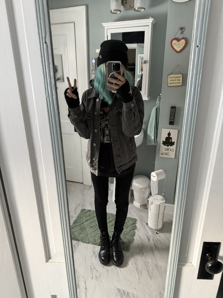 roahshi's tweet photo. fit check >:3 https://t.co/9ism2tbgpM