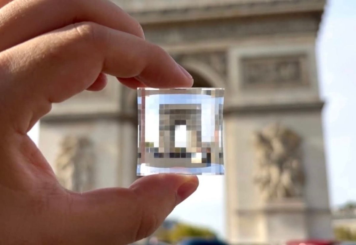 interesting_aIl's tweet photo. Japanese designer Hakusi Katei has created a small crystal cube that reduces the resolution of objects you point it at. https://t.co/pL6qYyeG5u