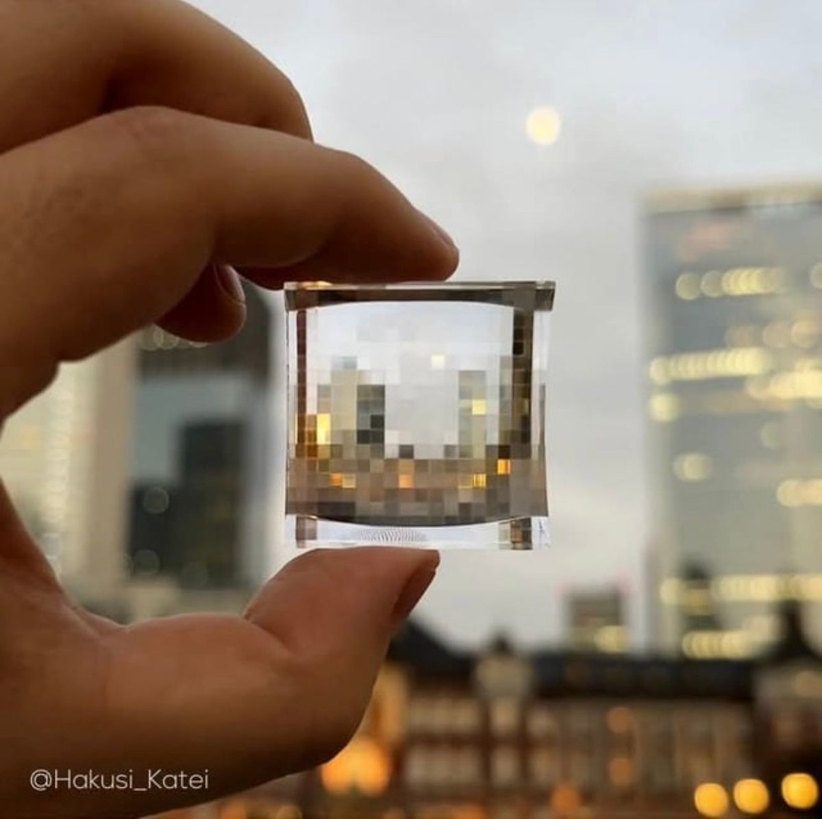 interesting_aIl's tweet photo. Japanese designer Hakusi Katei has created a small crystal cube that reduces the resolution of objects you point it at. https://t.co/pL6qYyeG5u