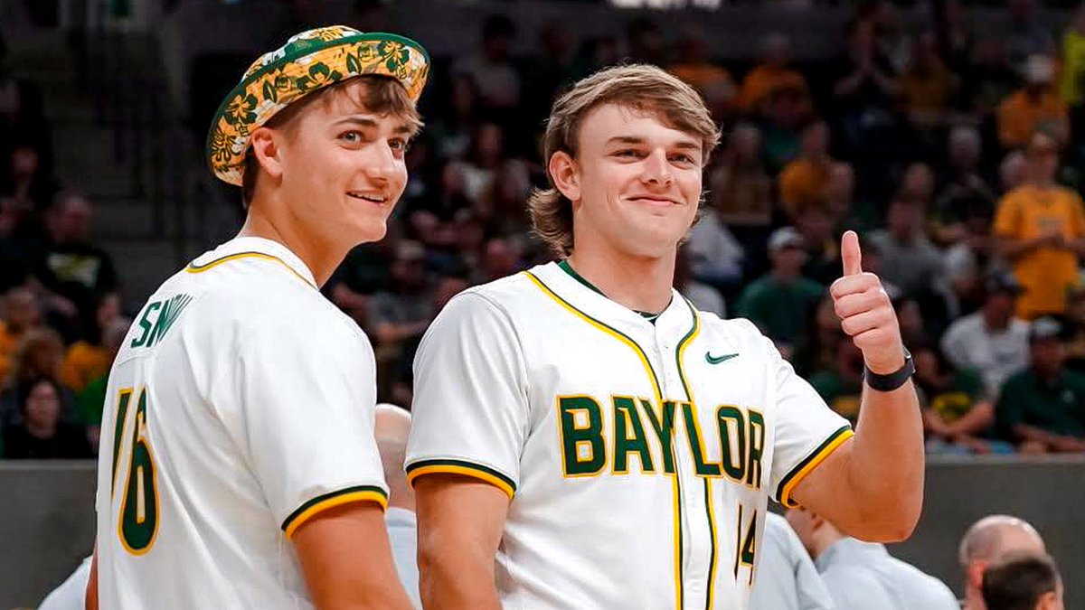 BaylorBaseball's tweet photo. On your feet, Waco! 📣

#SicEm 🐻⚾️ | #Together https://t.co/tWFQylaRXO