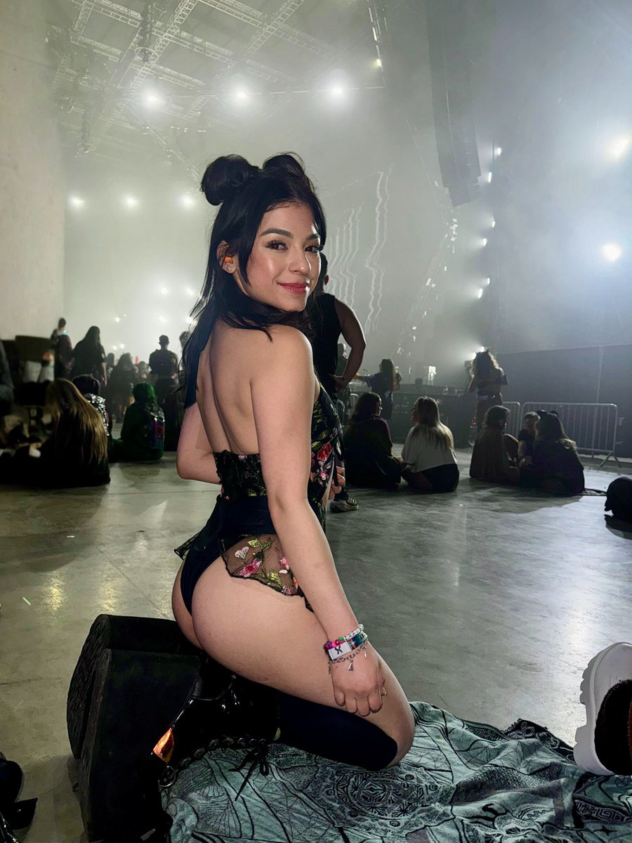 saritatheraver's tweet image. Throw your X up 🙅‍♀️#thunderdome