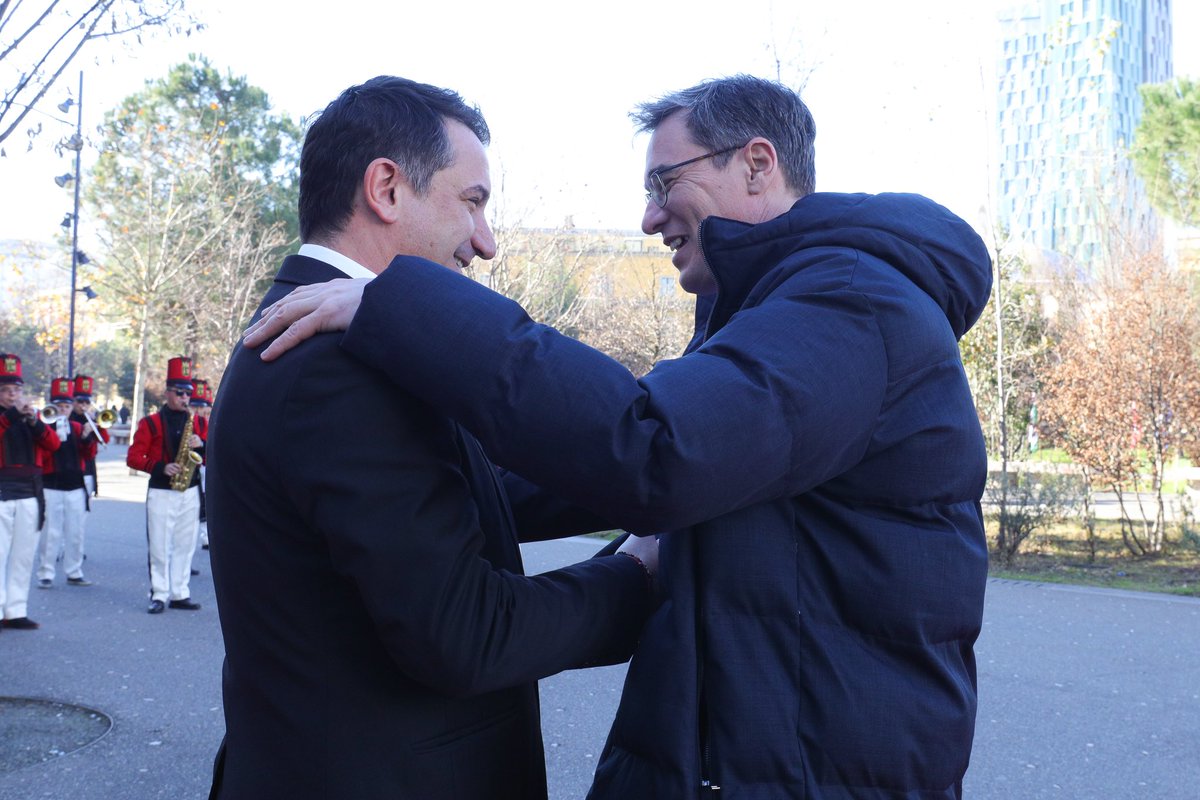 Me Bashkinë e Budapestit 🇭🇺 na lidh një bashkëpunim i vjetër 🤝🏻, ndaj më vjen mirë që do ta thellojmë më tej me qëllimin për të përmirësuar transportin publik. 🚍

I lumtur që prita kryebashkiakun Gergely Karacsony, me të cilin ndamë plot ide si mund të çojmë përpara qytetet