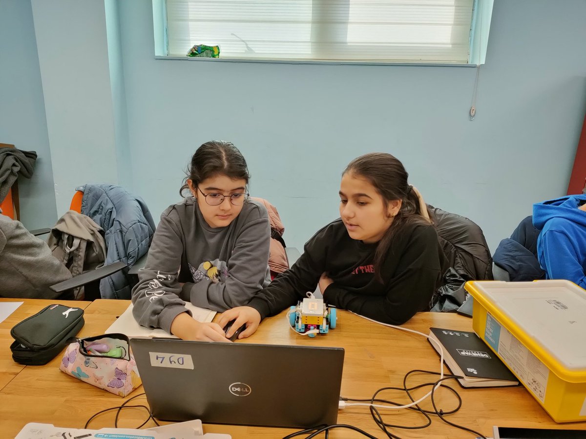 KirsehirGM's tweet photo. 🧑‍💻 🇹🇷#MilliTeknolojiHamlesi’nin Genç Yıldızları, Deneyap Teknoloji Atölyelerinde Parlıyor. 

📌Deneyap Teknoloji Atölyeleri kapsamında robotik ve kodlama eğitimlerimiz devam ediyor.

@gencliksporbak 
@oa_bak https://t.co/jjjuDuwTRP