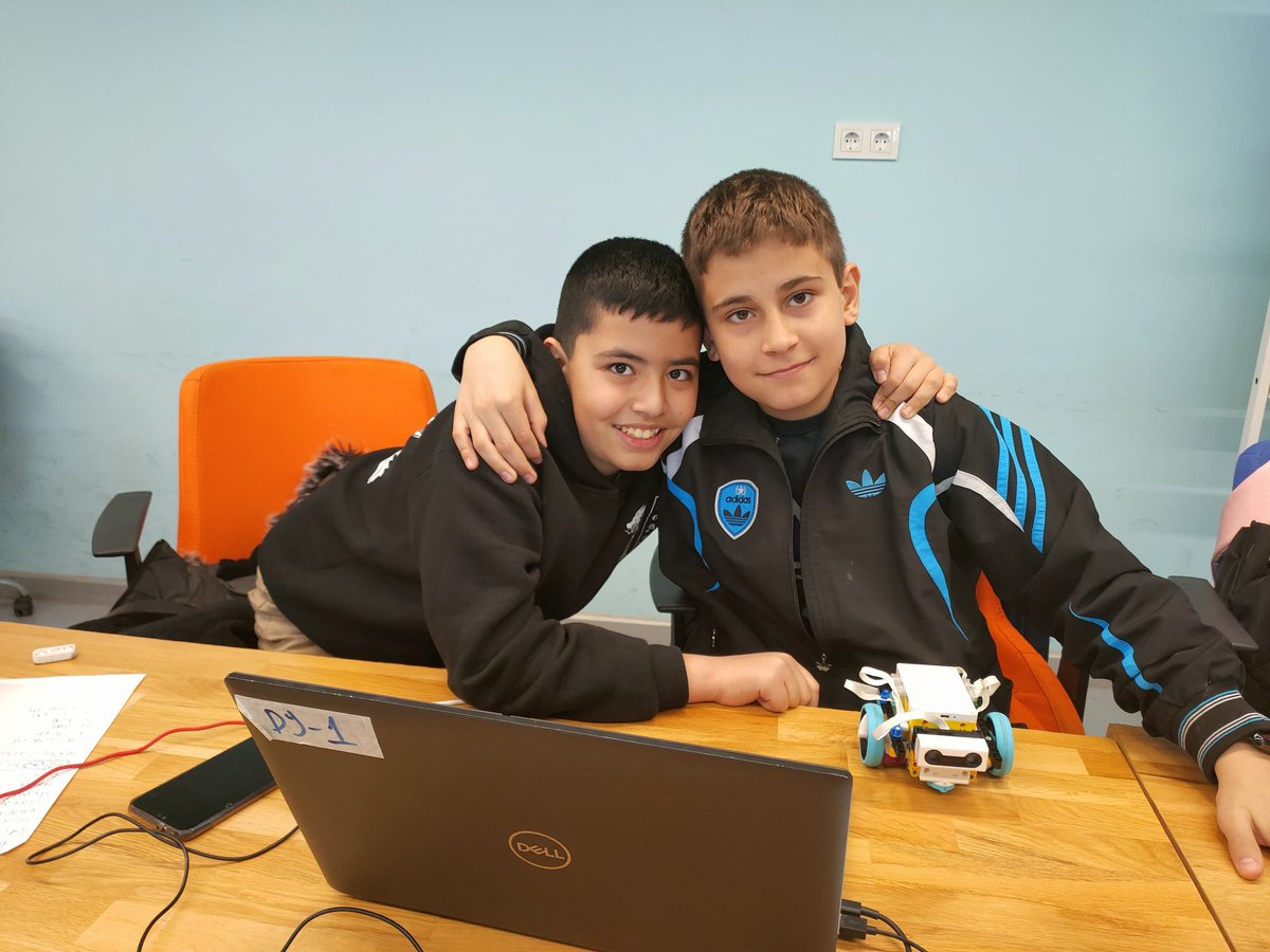 KirsehirGM's tweet photo. 🧑‍💻 🇹🇷#MilliTeknolojiHamlesi’nin Genç Yıldızları, Deneyap Teknoloji Atölyelerinde Parlıyor. 

📌Deneyap Teknoloji Atölyeleri kapsamında robotik ve kodlama eğitimlerimiz devam ediyor.

@gencliksporbak 
@oa_bak https://t.co/jjjuDuwTRP