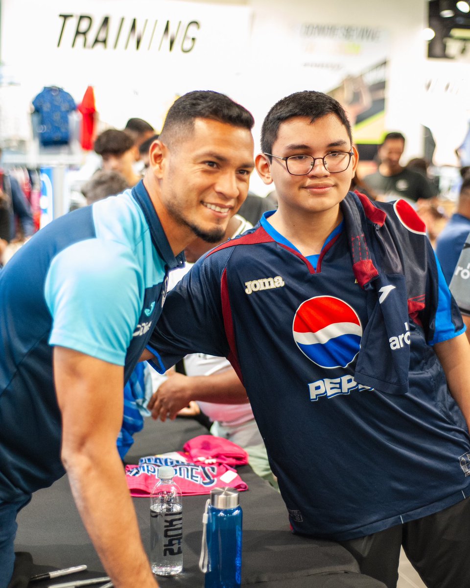 ¡Así disfrutamos de esta experiencia inolvidable! 🙌🏻

Tuvimos la oportunidad de conseguir autógrafos y fotos con los jugadores de nuestro equipo favorito, @motagua. ⚽️

¡Un momento único para los verdaderos aficionados! 🦅💙
