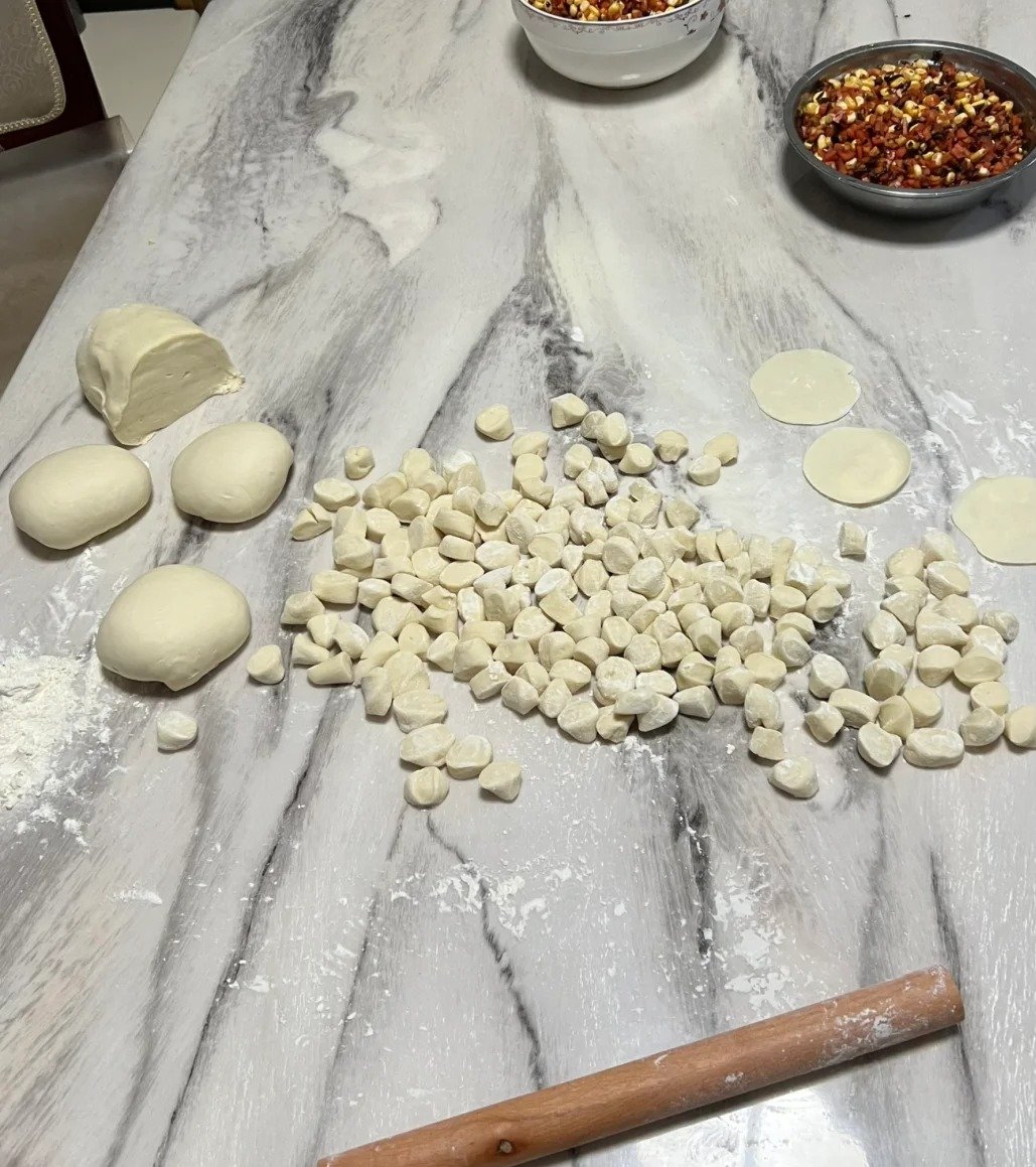 朝起きて、面団と餃子の皮を見て、なんだか一日が楽しみになる。ゆっくり包んで、このシンプルな幸せを味わう時間。🍥