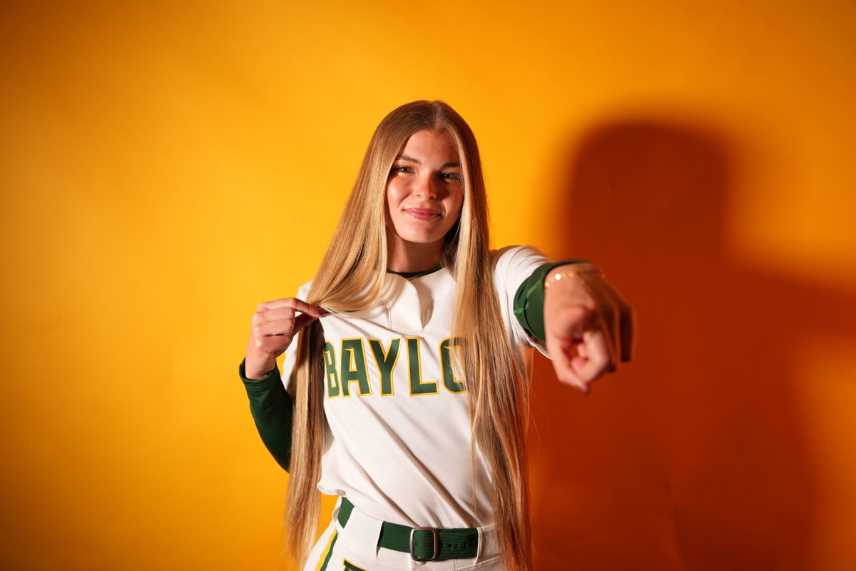 Gigi with her first-career at bat and first-career hit!

#SicEm | #andONE