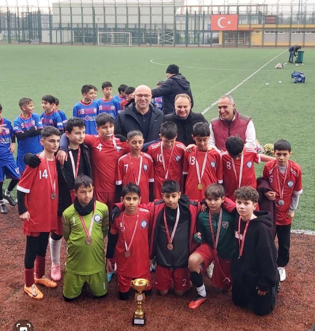 PeyamiSOO's tweet photo. Okulumuz Küçük Erkekler Futbol takımı, Okul Sporlarında Bursa İkincisi olarak Türkiye Finallerine katılmaya hak kazandı. Öğrencilerimizi emeklerinden  dolayı tebrik eder Türkiye Finallerinde başarılar dileriz. 
@BayrakciKaan 
@bursailmem16 
@yildirimilcemem https://t.co/JAxUMjIzdy