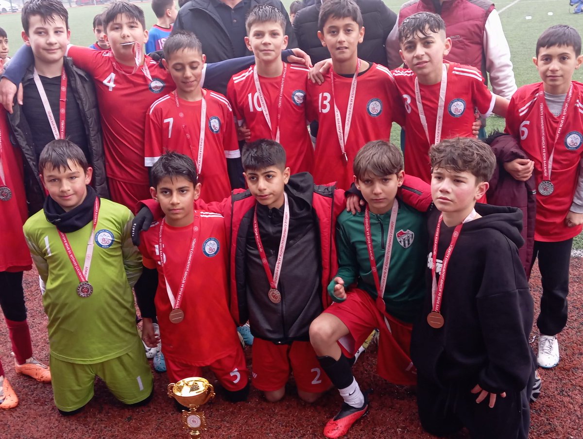 Okulumuz Küçük Erkekler Futbol takımı, Okul Sporlarında Bursa İkincisi olarak Türkiye Finallerine katılmaya hak kazandı. Öğrencilerimizi emeklerinden  dolayı tebrik eder Türkiye Finallerinde başarılar dileriz. 
<a href="/BayrakciKaan/">Kaan BAYRAKÇI</a> 
<a href="/bursailmem16/">Bursa İl Millî Eğitim Müdürlüğü</a> 
<a href="/yildirimilcemem/">Bursa Yıldırım İlçe Milli Eğitim Müdürlüğü</a>