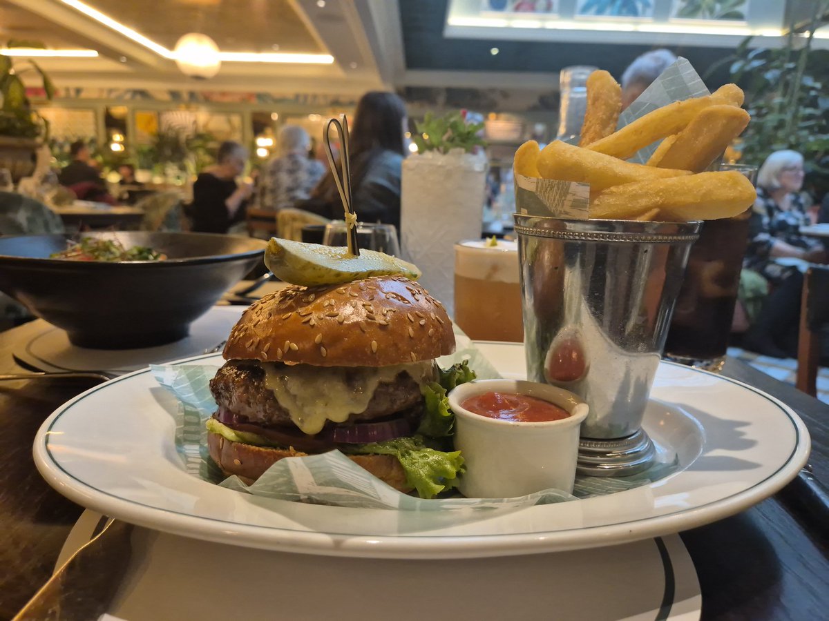 ClementsVicky's tweet image. Posh lunched at The Ivy, Chichester today 🩷🦩
