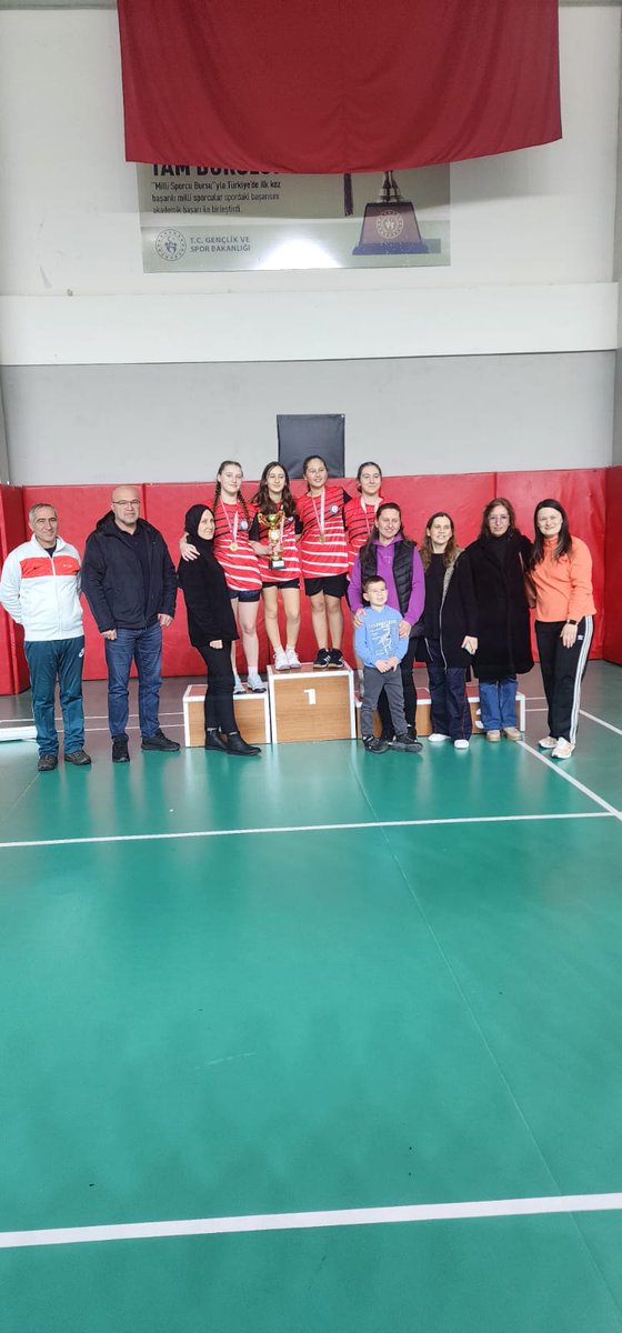Okulumuz Yıldız Kızlar Badminton takımı Okul Sporlarında Bursa Birincisi 🥇olmuştur. Düzce'de yapılacak bölge maçlarında öğrencilerimize başarılar dileriz. 
<a href="/BayrakciKaan/">Kaan BAYRAKÇI</a> 
<a href="/bursailmem16/">Bursa İl Millî Eğitim Müdürlüğü</a> 
<a href="/yildirimilcemem/">Bursa Yıldırım İlçe Milli Eğitim Müdürlüğü</a>