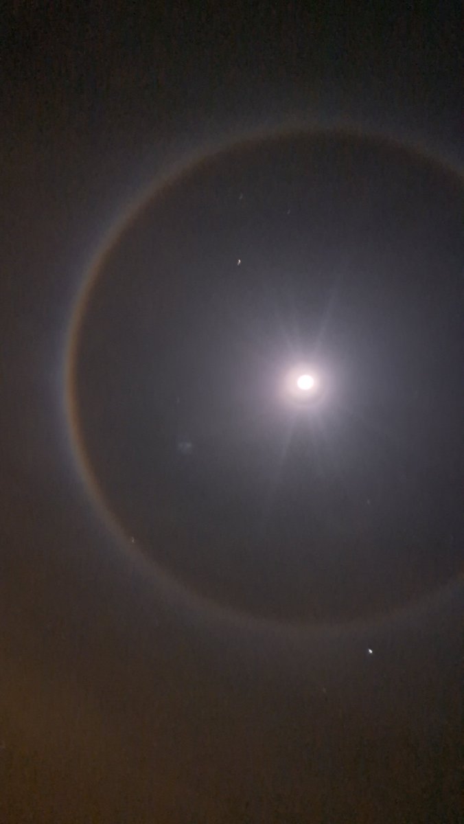 maria_matrona (@matronamaria) on Twitter photo Halo lunar desde Murcia.
#luna
#halolunar Halo lunar desde Murcia.
#luna
#halolunar