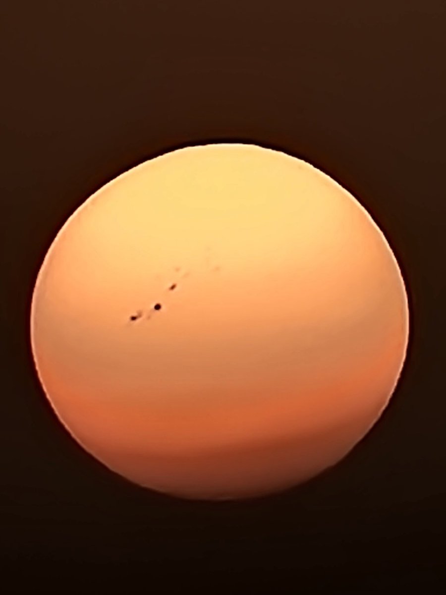 TinoGeiger's tweet photo. Man kann Sonnenflecken sogar mit der Handycamera fotografieren 🤓 https://t.co/2xUDVvLFcW