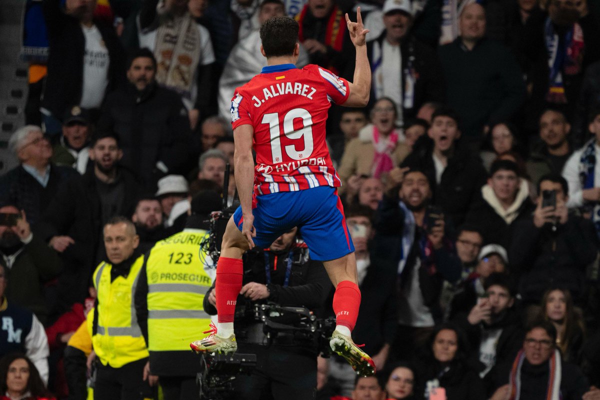 JaviRodriguezR_'s tweet photo. 📸 El talento de Rafa Aparicio para captar el picotazo de la araña en el Bernabéu. https://t.co/s3NIXZnSAP