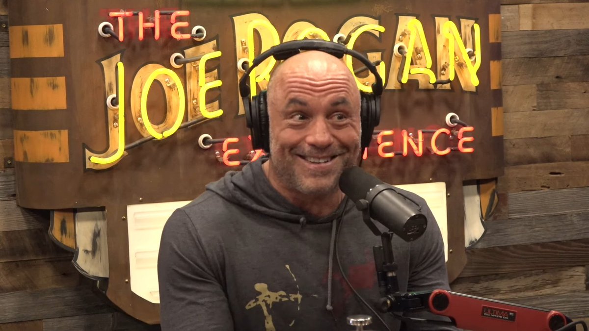 VirtudMental's tweet photo. Spotify hizo una apuesta de 250 millones de dólares por Joe Rogan.  

Sin embargo, cancelaron el programa de Meghan Markle después de una temporada.  

La diferencia entre estos acuerdos revela todo sobre lo que funciona en el podcasting.  

Analicemos lo que pasó: https://t.co/gI5wXVgPwf