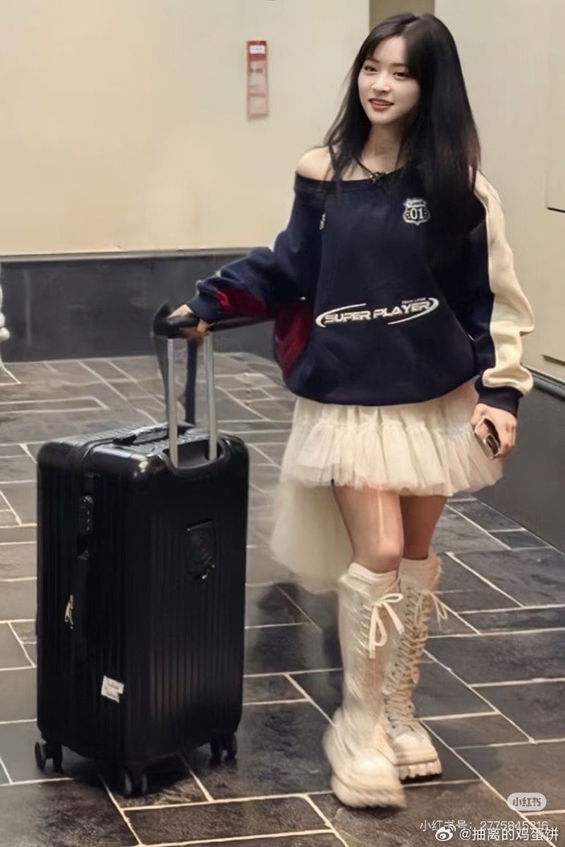 EfRakel's tweet photo. Si de moda habláramos no se porque cambio el suéter azul vs camisa que se trago por completo los brazos de   #ShenYue
La opción  de suéter más femenina y elegante https://t.co/Tq3RR28WBB