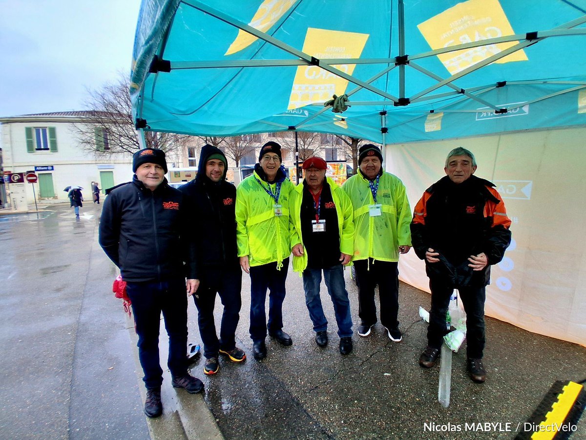 "Les coureurs nous ont fait mal. C’est dur". ☹️
Sous des trombes d'eau, ils ont encore œuvré dès 7h du matin dans les rues de Vauvert.
💬 Etoile de Bessèges, parole aux bénévoles :  
dvelo.me/4huOXdH 

#EDB2025