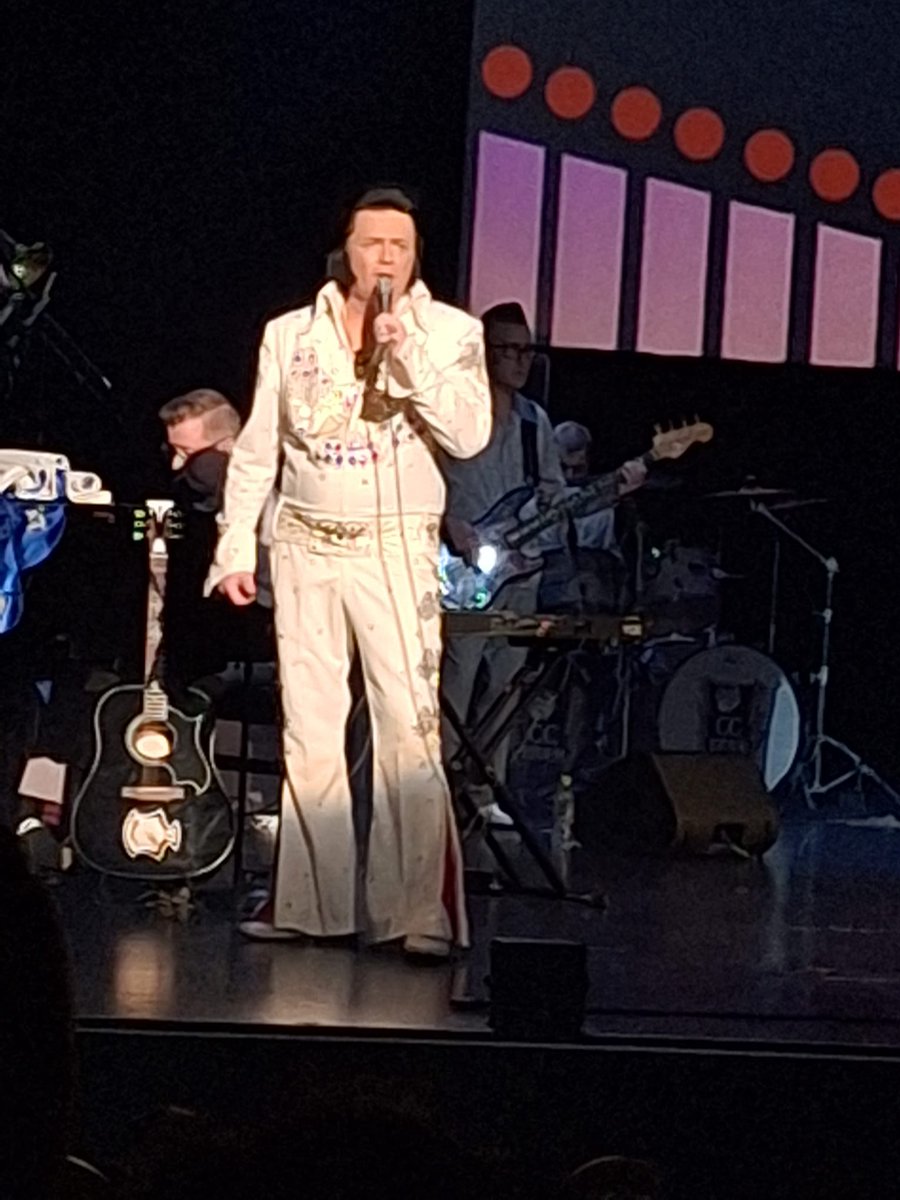 jaanakorppi's tweet image. Kaipaatko irrottautumista arjesta? Olisiko deitti-illan paikka? Tempaiskaa liput!  Vika Elvis-show su klo 19 Peacockissa.

 Anna @Jussi_Andelin ja koko upean ensemblen häikäistä. Jussin ääni on vahva, bändi svengaa kuin hirvi ja kuoron stemmat mainiot. #menovinkki #CCRIDER25