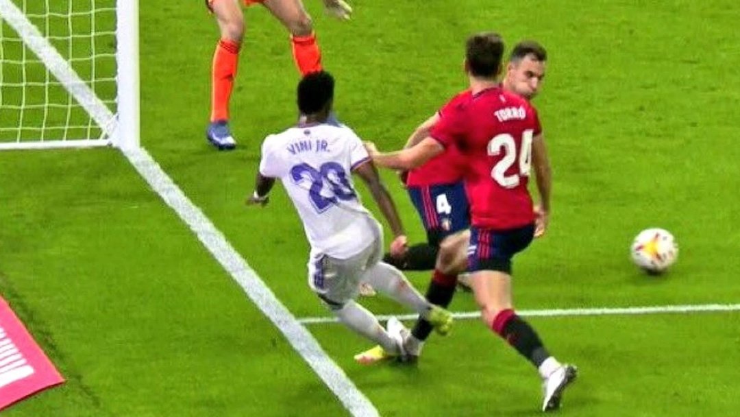 Soto Grado el que ha pitado el penalti de Tchoaumeni, no pito esta entrada sobre Vinicius Jr porque decía que el contacto era residual.