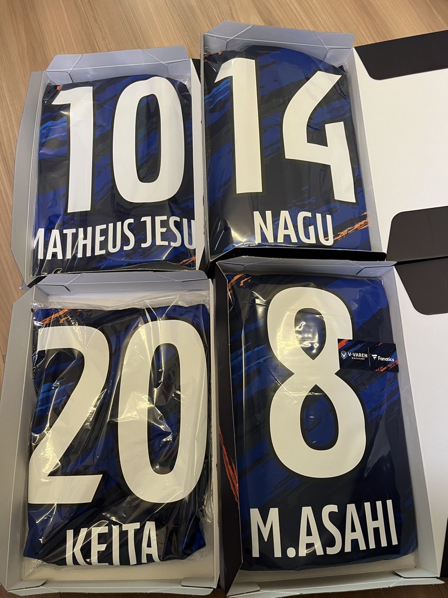 mikazunzun3029's tweet image. 我が家にも届きましたヾ(*´∀｀*)ﾉｷｬｯｷｬ
（何故か私の20番だけ厚紙なし😥）
#vvaren
#matheus