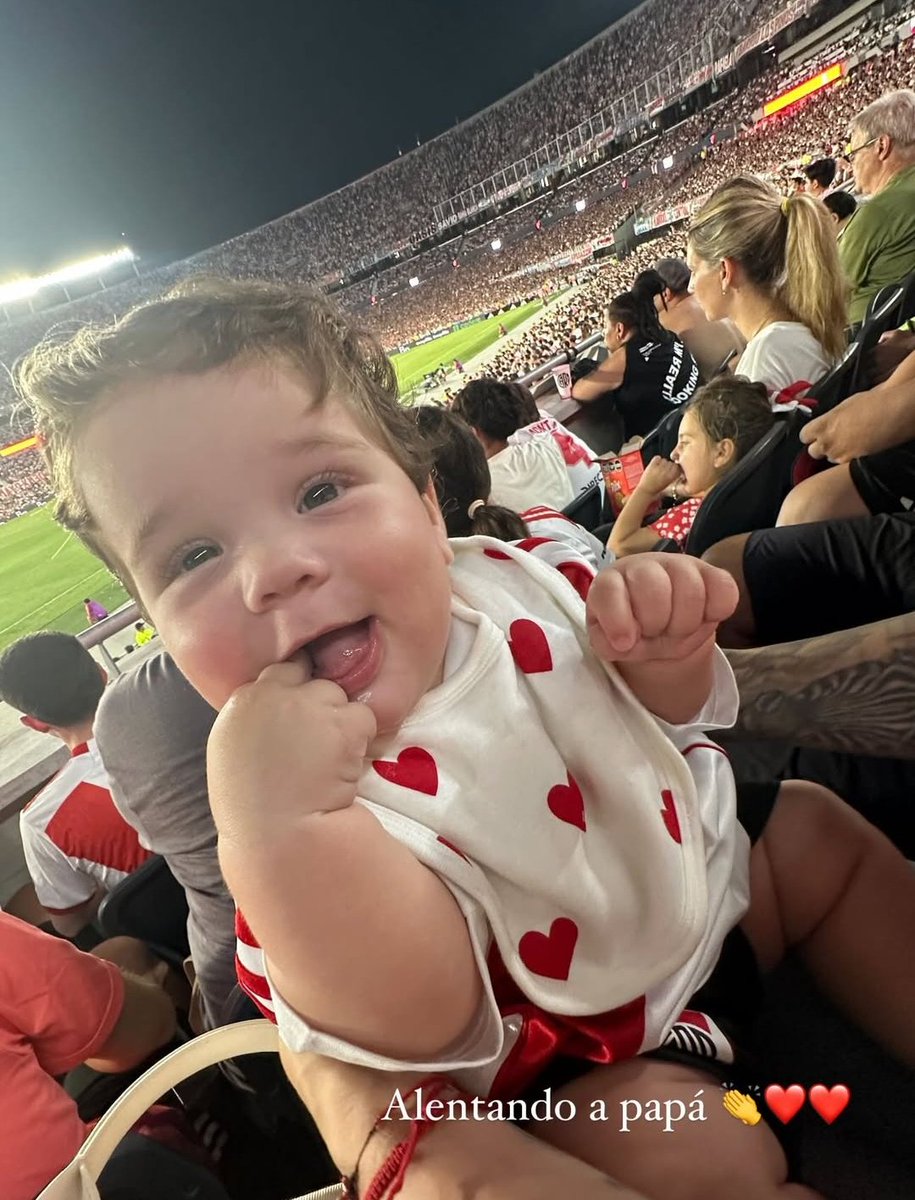 Su babero blanco con corazones rojos 🥹 te quiero mucho bebé Montiel