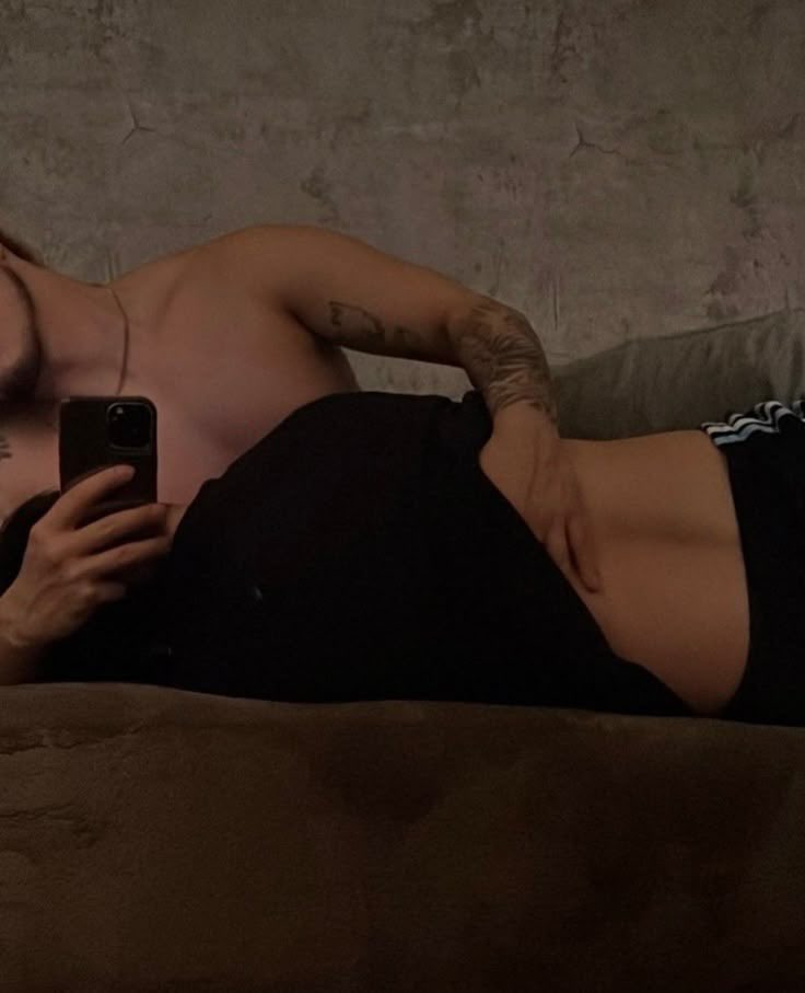 #kooktaeau ⌇ his eyes ✧

 j'k tenía tatuado los ojos de su ex mejor amigo.

O donde la su actual pareja no soporta ver dichos ojos.