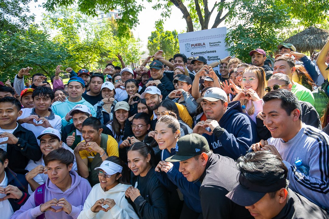 ParquesPuebla's tweet photo. ¡Impulsamos el deporte #PorAmorAPuebla! 🚴🏻♂
Llevamos a cabo la primera rodada ciclista en los #ParquesLineales, encabezada por nuestro gobernador, @armentapuebla_ y nuestra directora, Michelle Talavera.
#PensarEnGrande 🫶🏼 https://t.co/Oma6PlKuh5