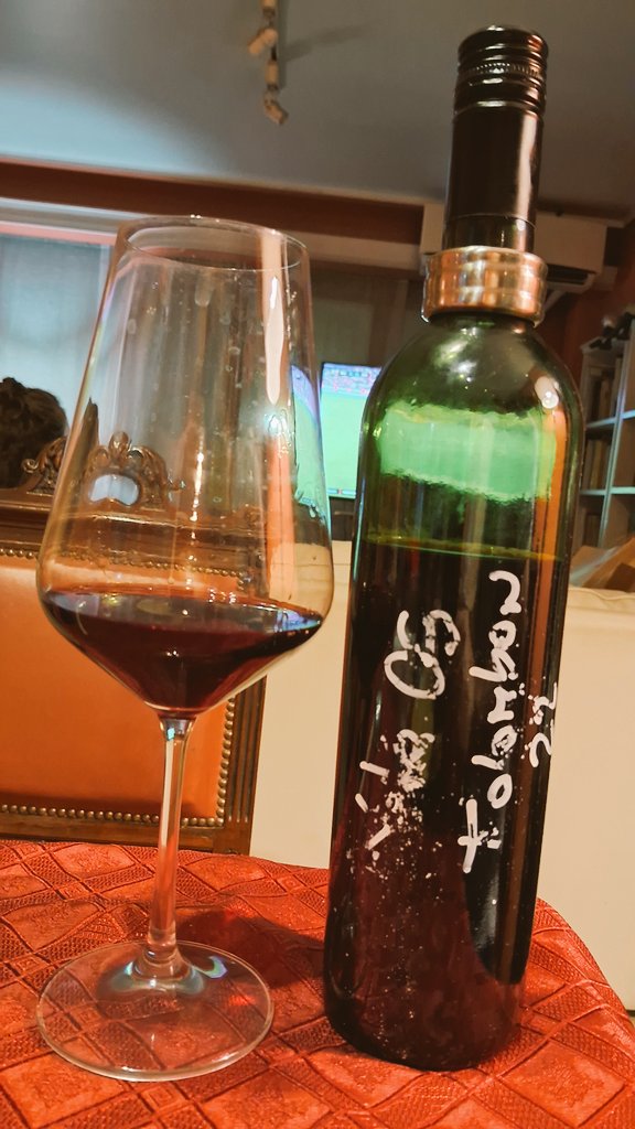 galobasu's tweet image. Se borró un poco pero dice "Yeta Cabernet Sauvignon Tolombón 22" con letra de @rdcafayate y es uno de los mejores CS que tomé en mi vida.