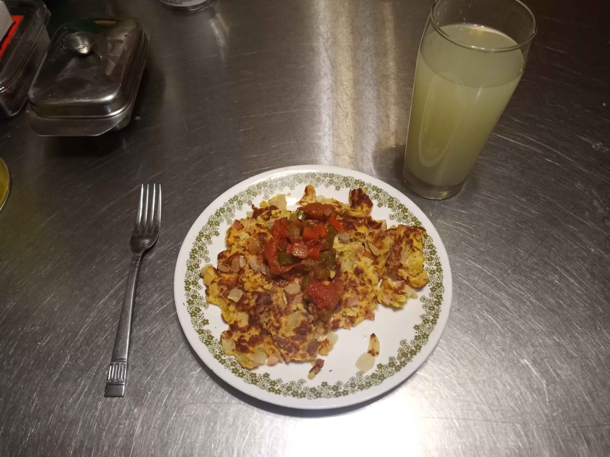 That_Hivewing's tweet image. #Whatsonthemenu
What I had for supper tonight:
Kartoffelpuffer with salsa and a glass of lemonade