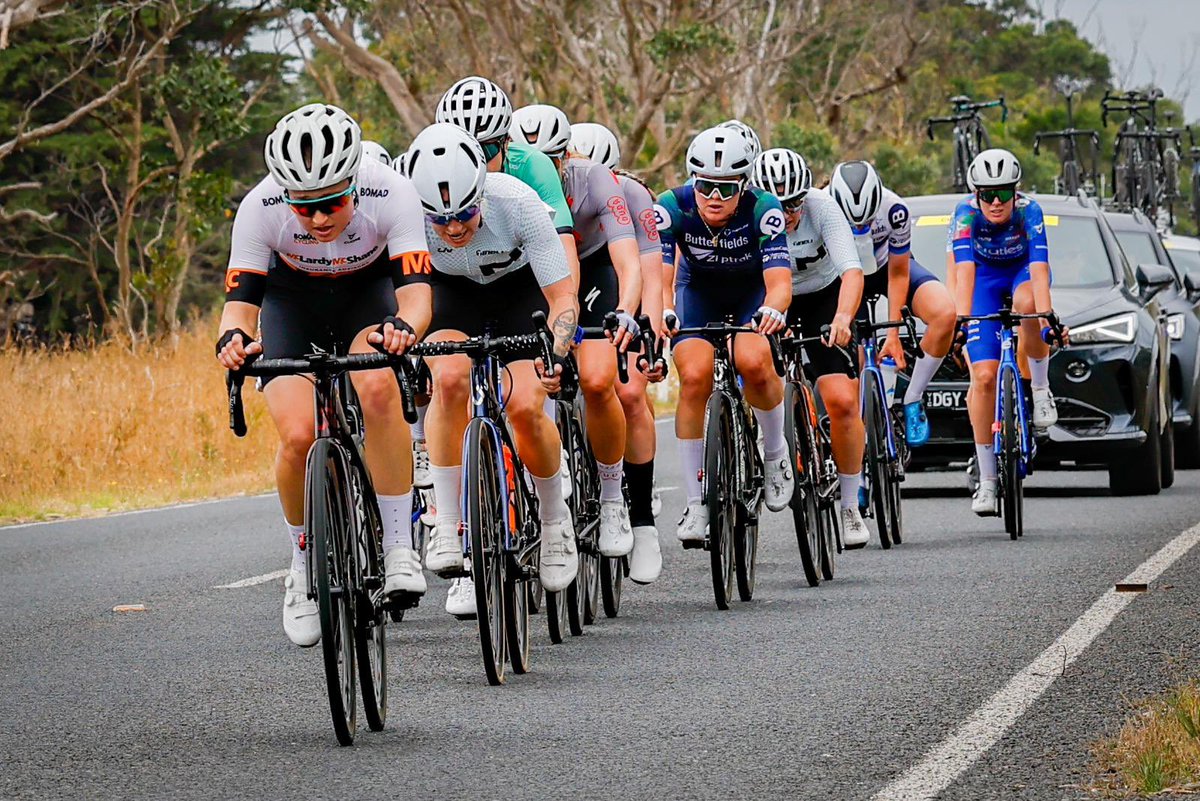 #LochardEnergy Women’s Warrny. 25km to go and Katelyn Nicholson (Butterfield Ziptrack) has a lead of 22 seconds to two chasers Frankie Hall (Praties) and Josie Pepper (Duda). #M2W25