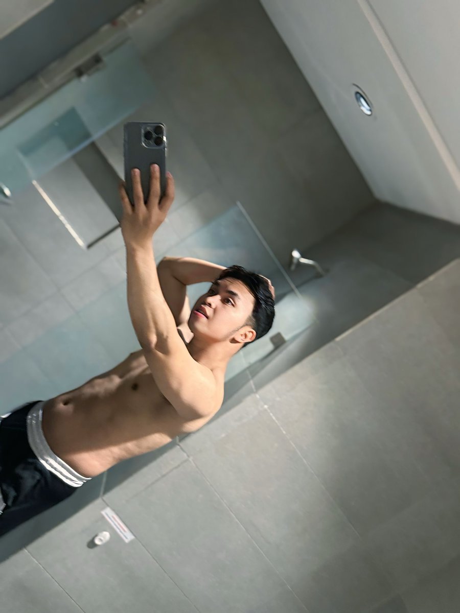 JAMEXGREY's tweet photo. dump gym pics cuz y not https://t.co/0SgMkua5YF