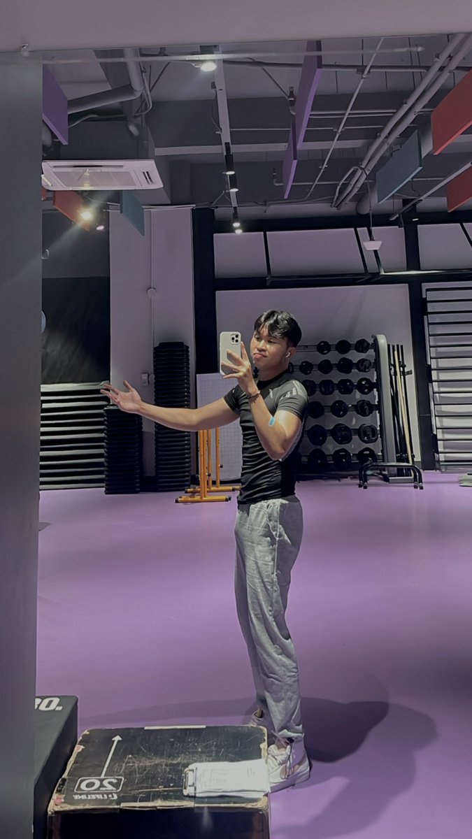 JAMEXGREY's tweet photo. dump gym pics cuz y not https://t.co/0SgMkua5YF