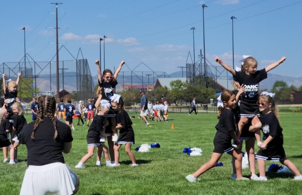 Coming soon: Youth Cheer! 📣 Kids ages 5-14 can join this high-energy program that will focus on building foundational cheer skills. Participants will attend and cheer on the sideline of SSPRD youth flag football games. 🤸 Learn more and sign up at bit.ly/42Kw028.