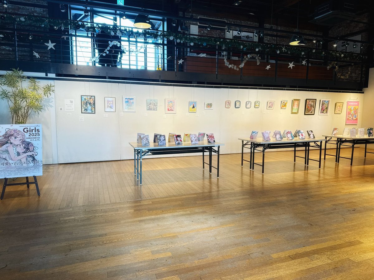 artbook_jp's tweet photo. #Girls2025展、外の様子はこんな感じ❄️
観光バスの立ち寄りルートにもなっているようで、連日たくさんの方が足を止めて下さいます。海外からのお客様が多い印象✈️💨　#函館　#金森赤レンガ倉庫 https://t.co/RstBxJOUVL
