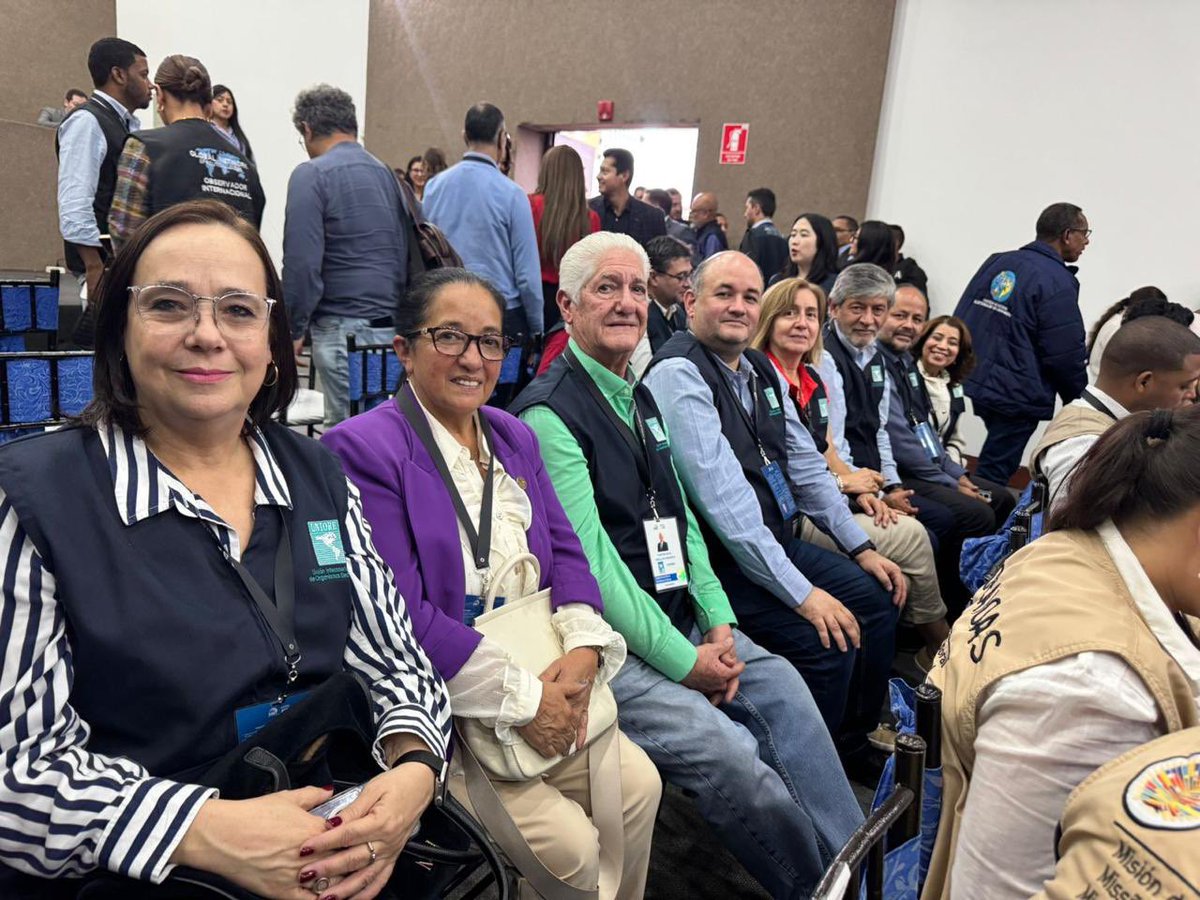 Disfrutando de un valioso tiempo de trabajo junto al magistrado presidente Narciso Arellano en el centro de procesamiento electoral del CNE de Ecuador. 

Orgullosos de formar parte de la misión de observación de los comicios bajo la presidencia pro tempore de UNIORE. 🗳️🌎