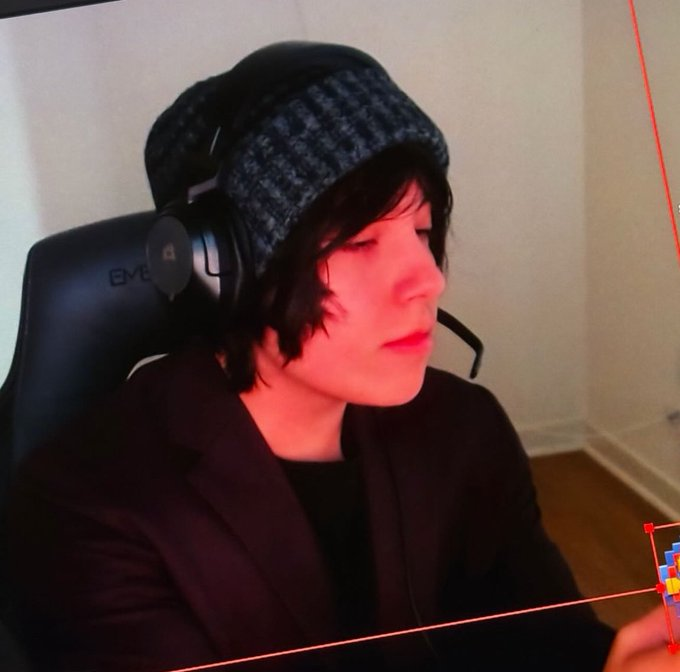 teavinel's tweet image. QUACKITY VISTIENDO TRAJE PARA EL EVENTO NOS FUIMOS AL RE MIL CARAJO