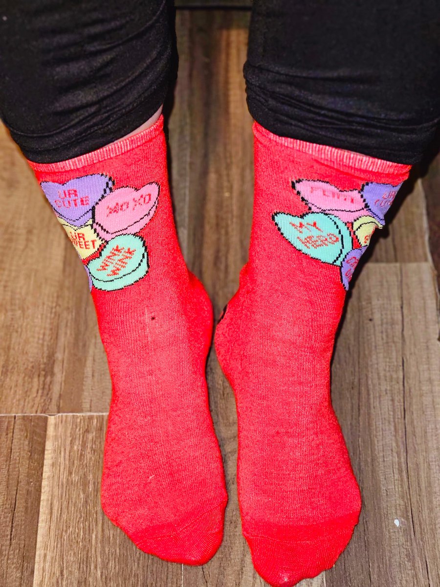 Ericajoy721's tweet photo. Feels so good to take it off. #SaturdayVibes #candyhearts #feet #socks #toes #love https://t.co/bUM29Qytj6