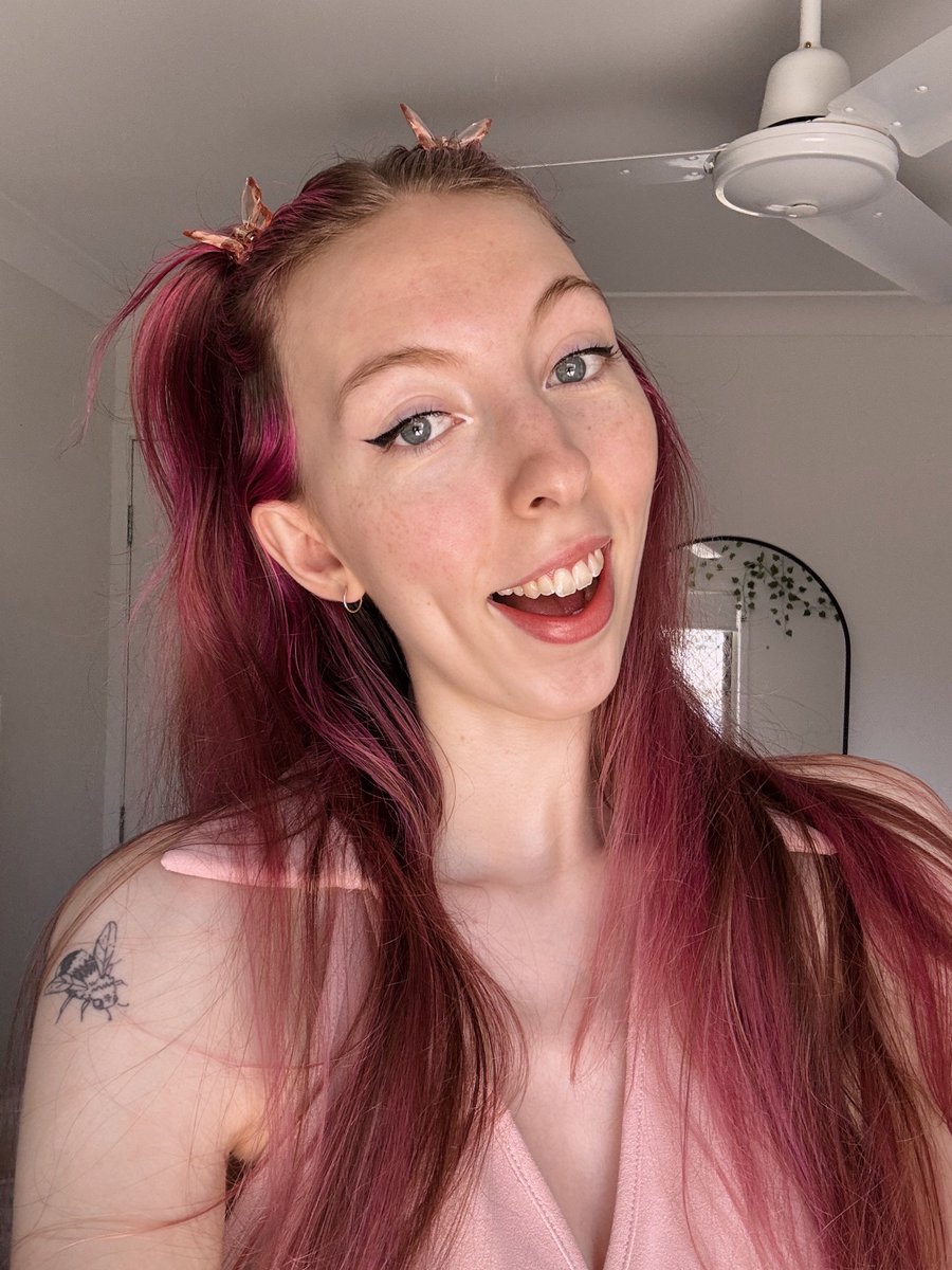 good morning from australia and happy timezones!!

i canceled stream yesterday due to feeling icky, but im doing much better today! we’re live now with some hello kitty adventuring and unlocking new things - come be our friend 🫶🏼

twitch.tv/applejackeroni 🌷✨💛