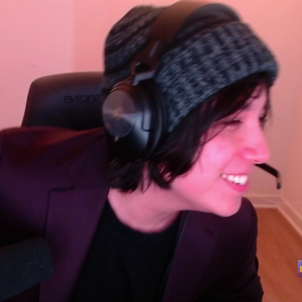 teavinel's tweet image. QUACKITY VISTIENDO TRAJE PARA EL EVENTO NOS FUIMOS AL RE MIL CARAJO